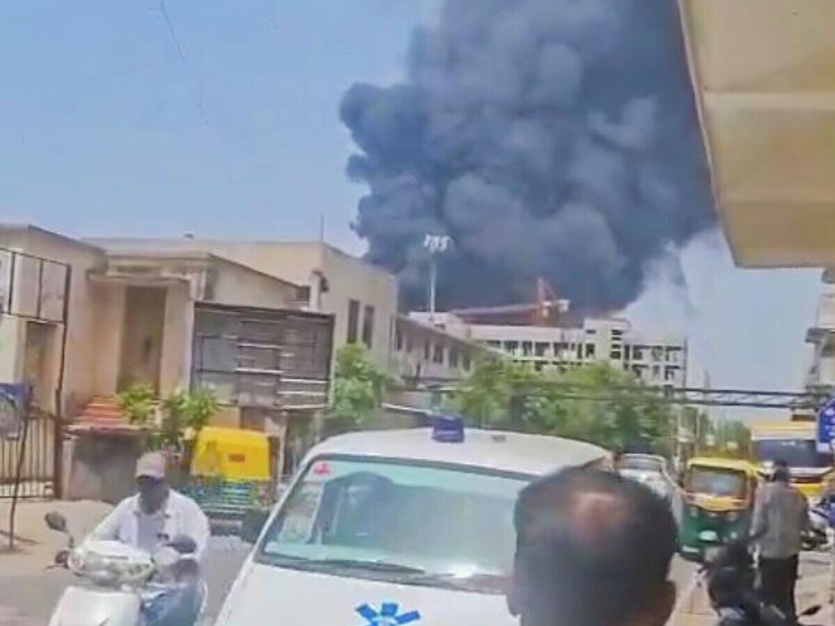    Дым на месте крушения пассажирского самолета в жилом районе у аэропорта Ахмедабада в Индии© Кадр видео из соцсетей