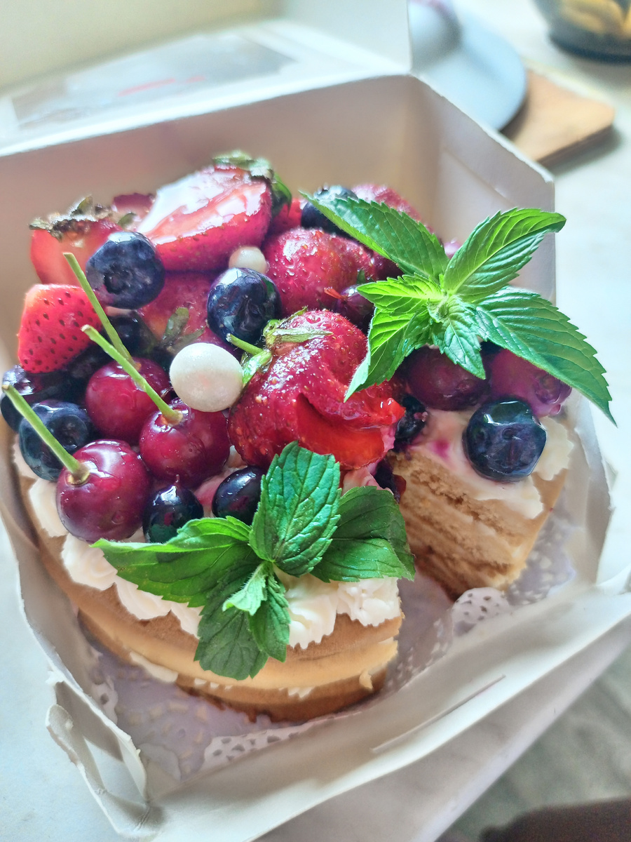 А мы с утра отметили праздник натуральным тортиком. Вкуснота.. 