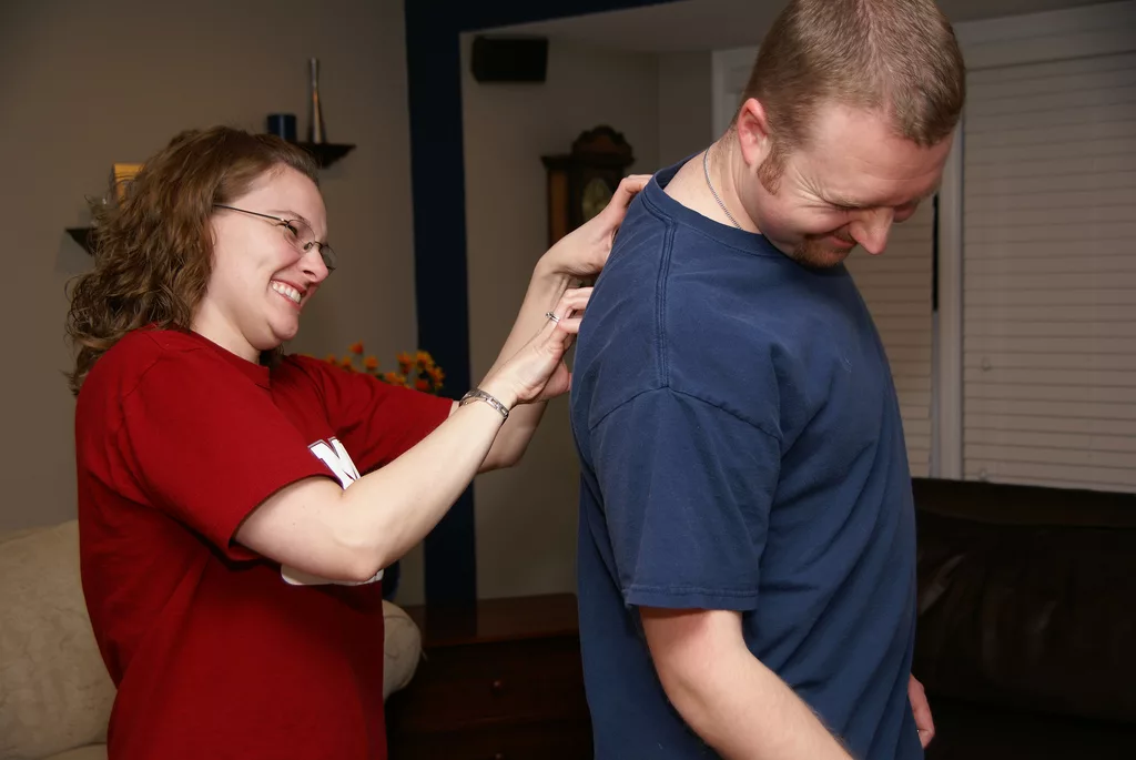 Между лопаток, самому почесаться не так просто )