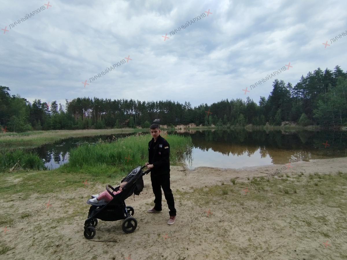 Брат с сестрой у пруда.