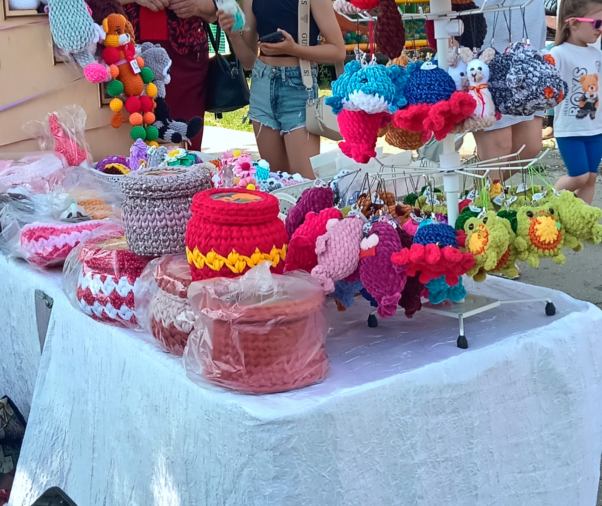 Продают вязаные игрушки, шкатулки, брелоки.