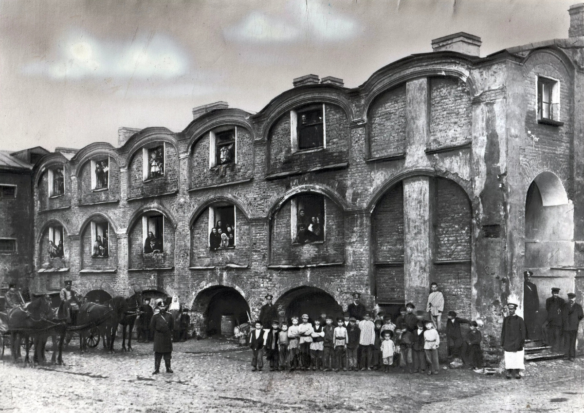 Один из домов терпимости в Вяземской лавре, 1880 год. Фотография Карла Карловича Буллы.