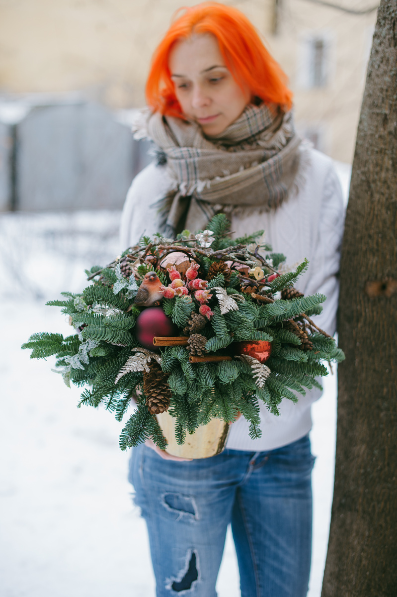 Зима 2014. Один из тех дней, когда я собирала праздничные композиции для салона — с елью, шишками, корицей и стеклянными шарами. Вдохновлялась не трендами, а настроением: тишина, мороз, ёлочный запах и птица, которая будто живёт в этом венке.

🌿 Всё, как я люблю — живое, настоящее и немного сказочное.
С этого ощущения и началась моя любовь к новогоднему декору.