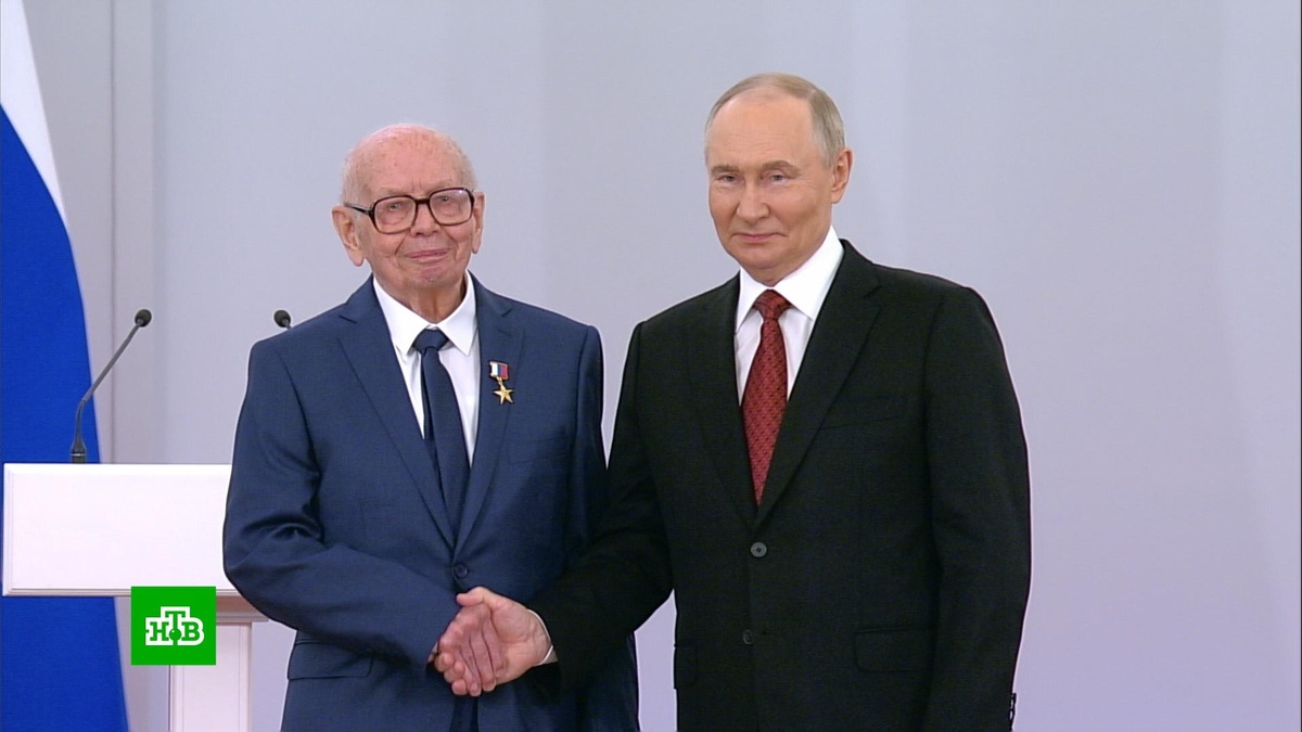    Путин в Кремле наградил Героев Труда и лауреатов госпремий