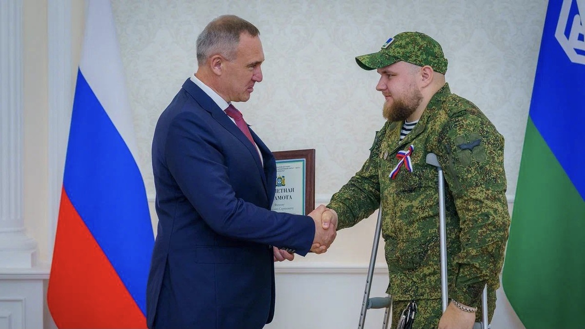    Руслан Кухарук вручил югорчанам окружные награды