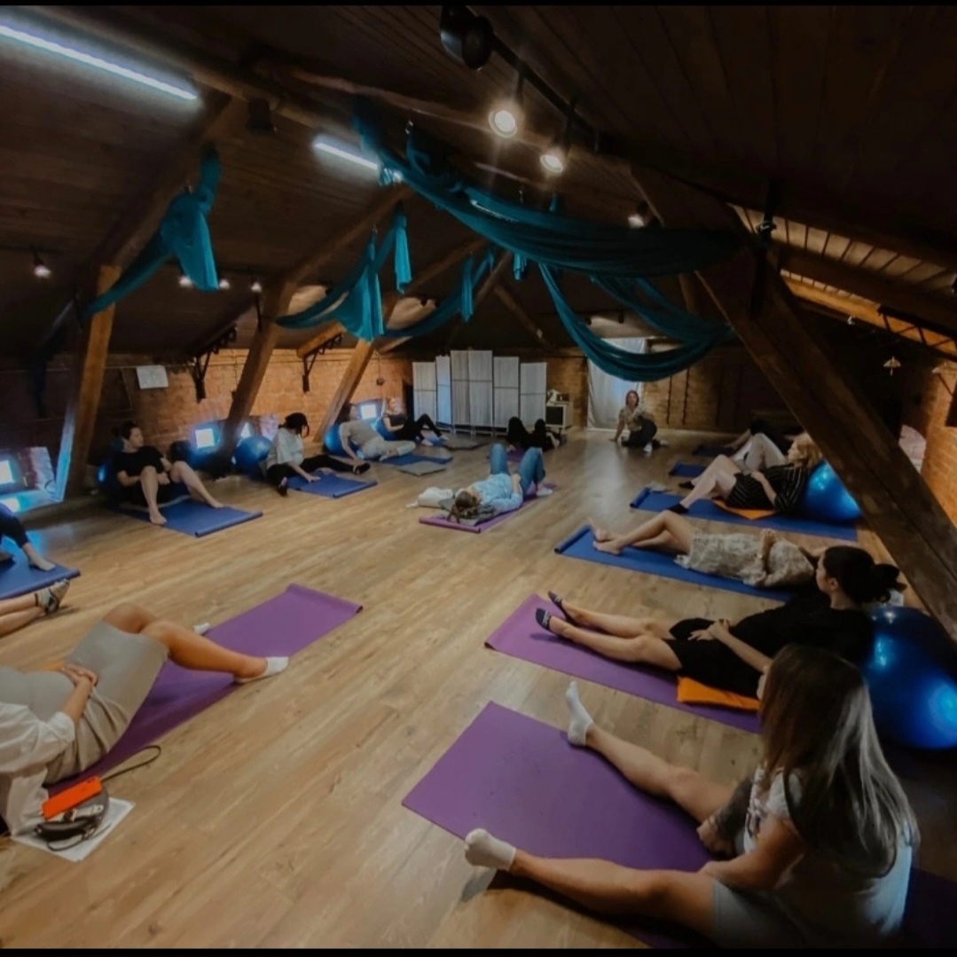 Зал тот самый. На заднем плане без коврика-это я там сижу, веду как раз такой тренинг.