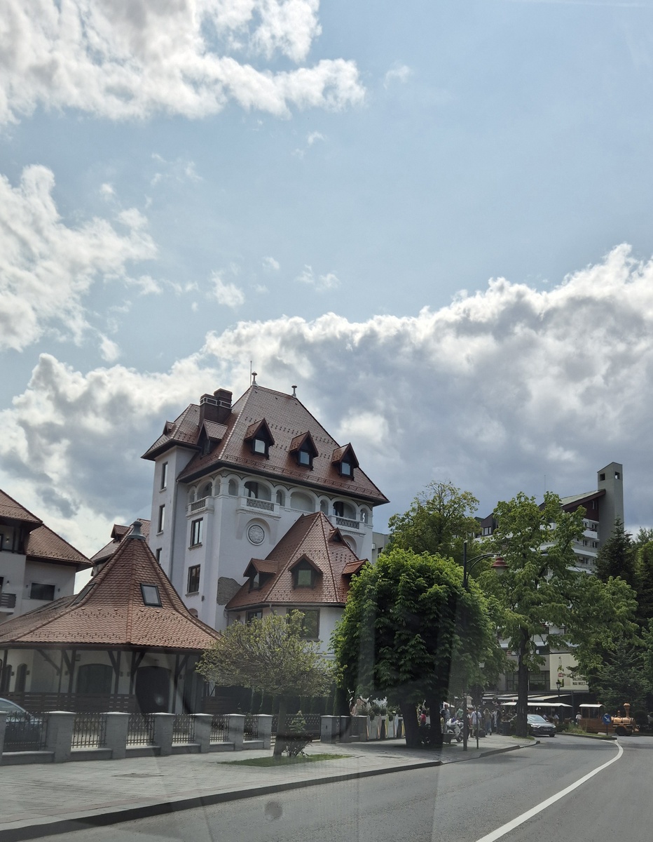 Отель в местном стиле: с крышами - домиками и беседкой под крышей-шляпкой.