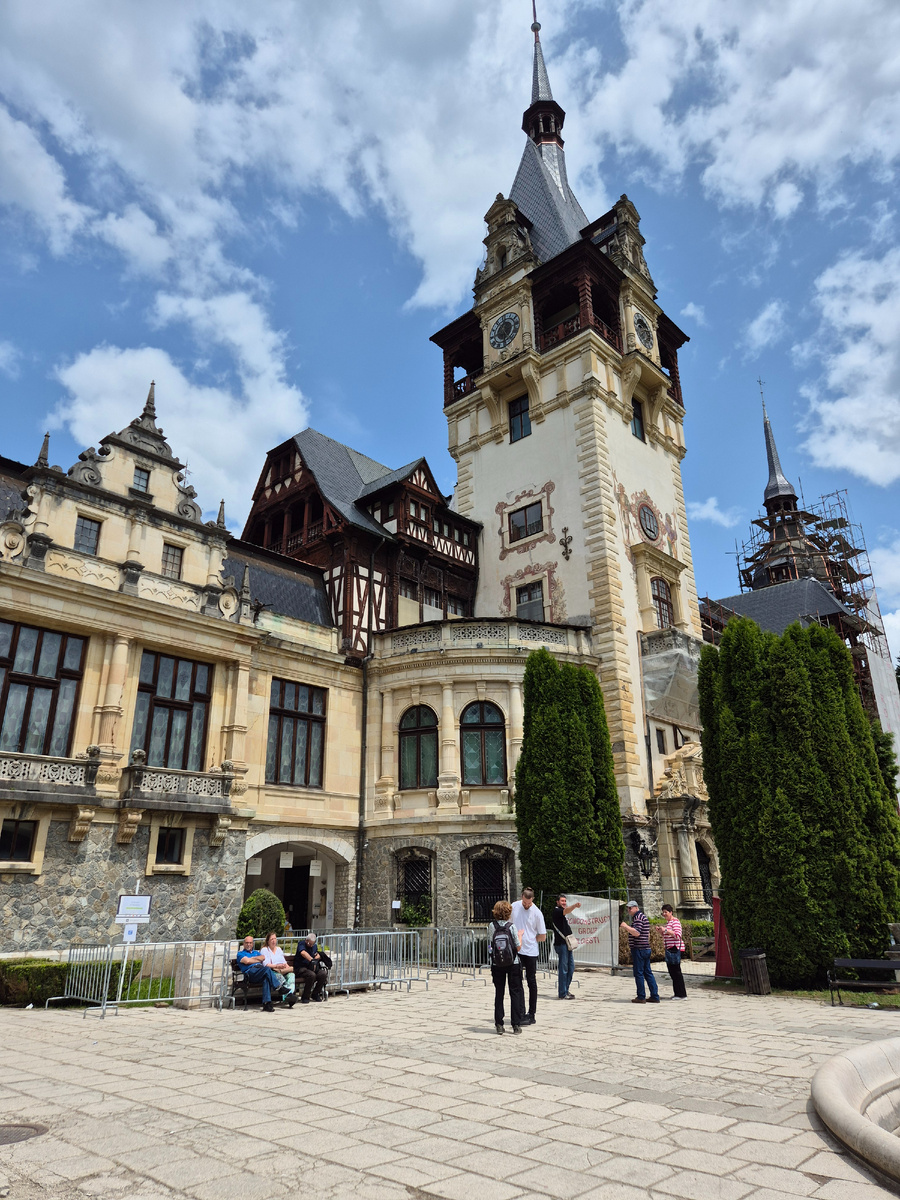 Перед входом во дворец.