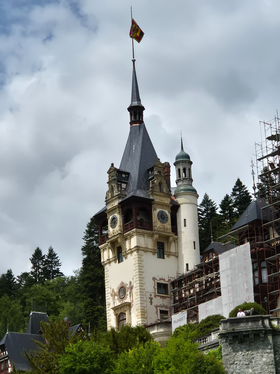 Основная башня дворца видна издалека.