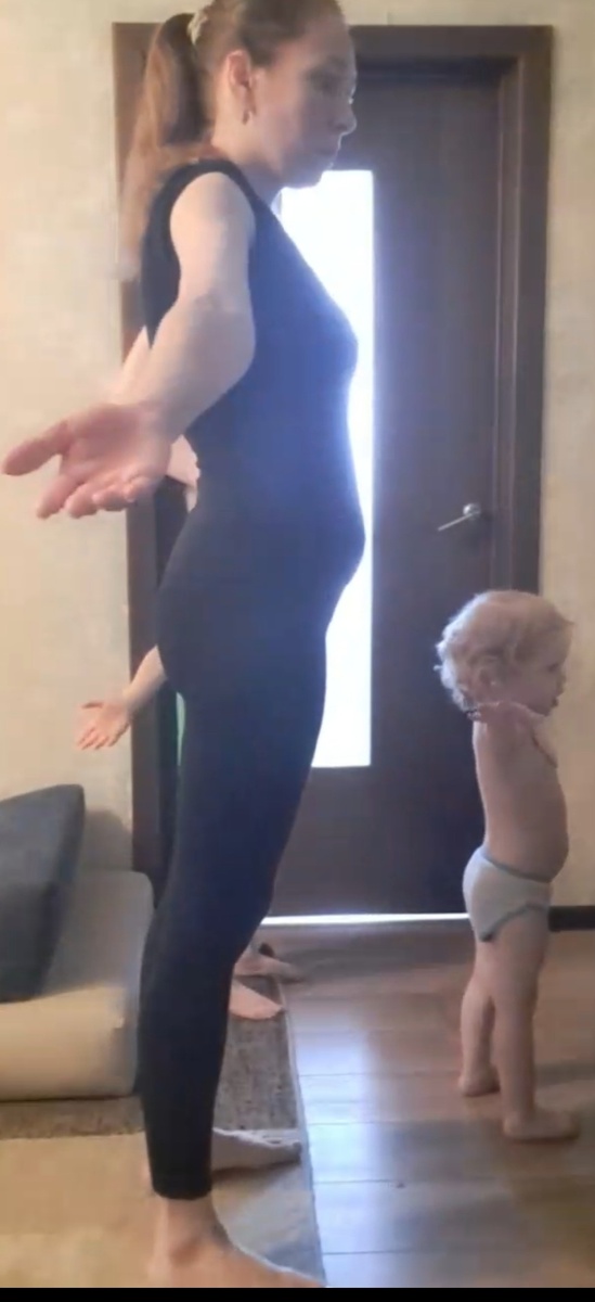 Ну и Софья, конечно, тоже делала зарядку. Куда же без неё, без моей спортсменки!