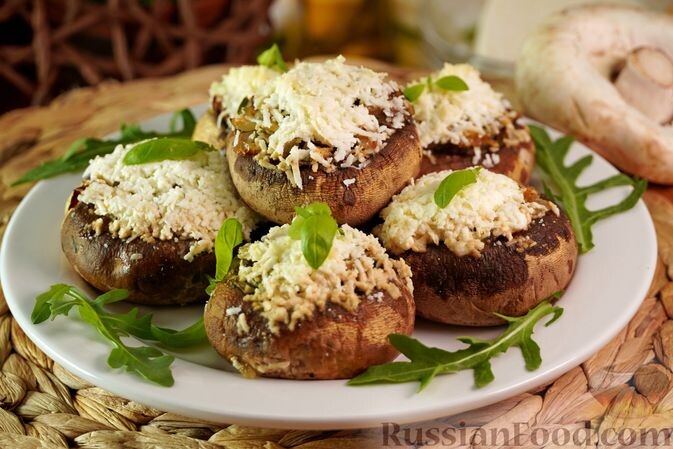 шампиньоны, брынза, лук репчатый, масло сливочное, соль, перец чёрный молотый