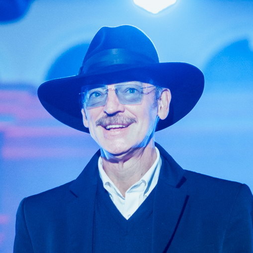     Михаил Боярский получил орден в Смольном