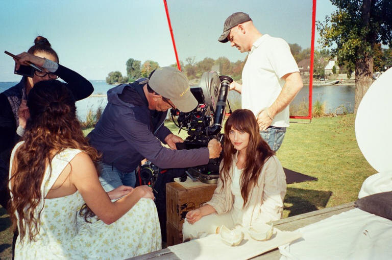 Дакота Джонсон на съёмочной площадке Splitsville