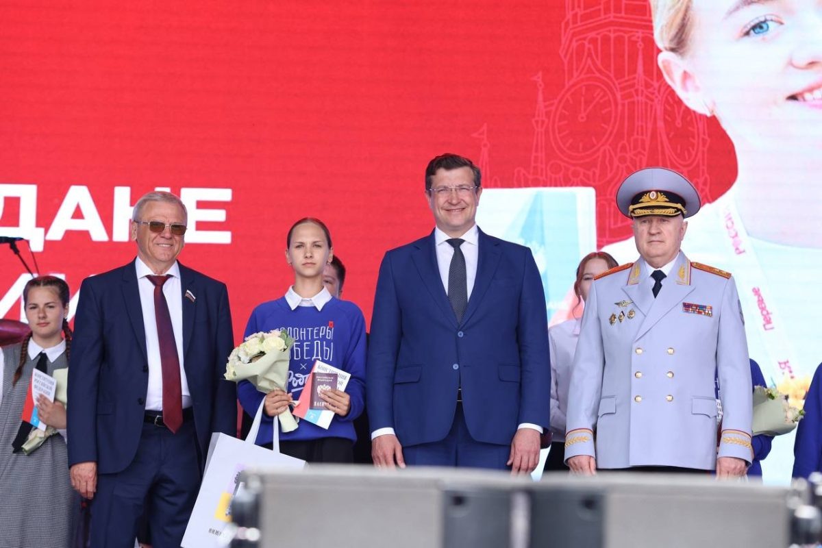    На торжественной церемонии вручения паспортов школьникам также вручили брошюры с текстом Конституции Российской Федерации и подарки