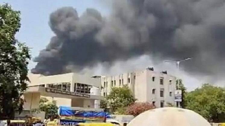    Кадр видео из социальных сетей Дым на месте крушения пассажирского самолёта в жилом районе у аэропорта Ахмедабада в Индии