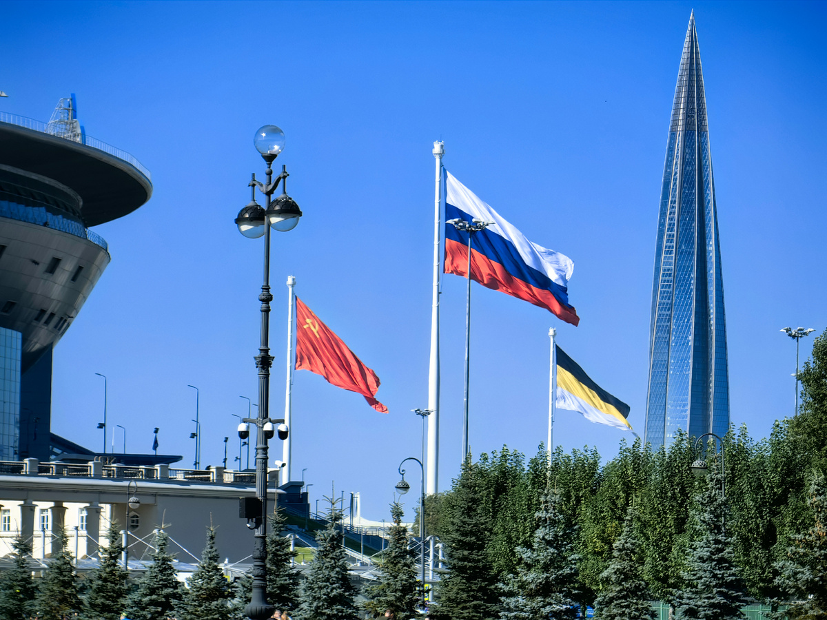 Три флага на Крестовскойм острове в Санкт-Петербрге: флаг России, флаг СССР, флаг царского периода