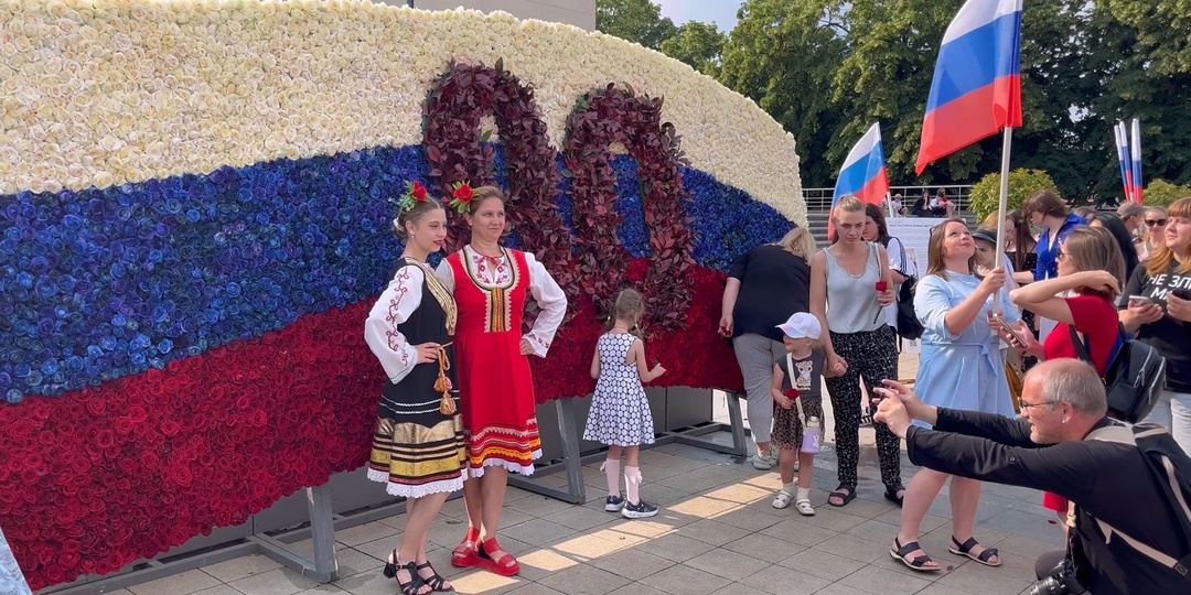 Флаг из Роз в Краснодаре 2025.