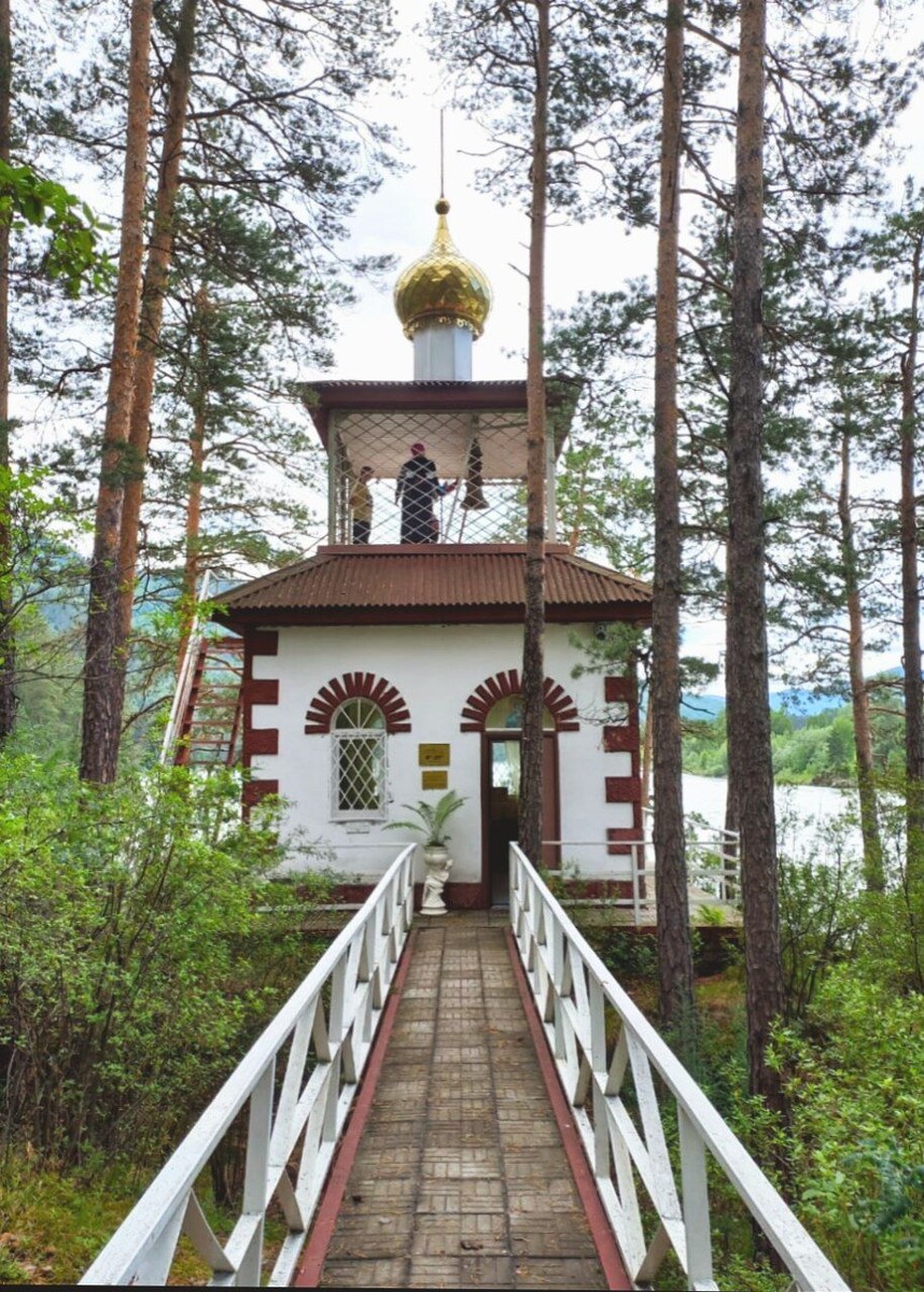 Часовня в честь святого князя Владимира. Горный Алтай. База отдыха Шале-Прискальный. 