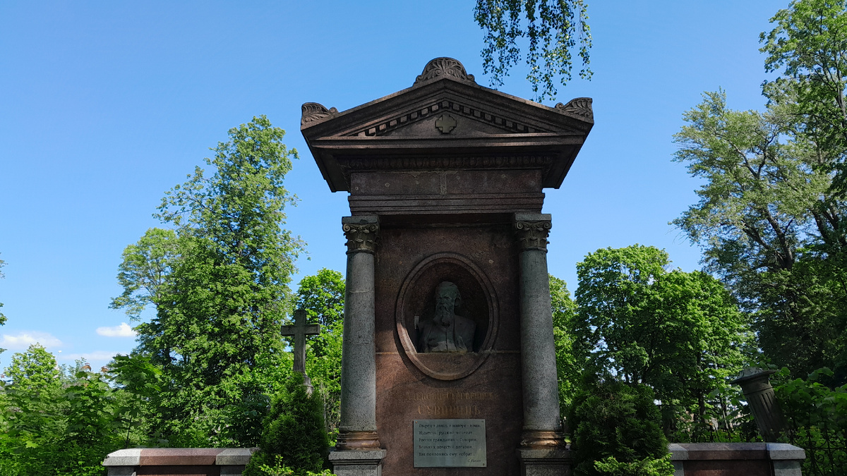 Восстановленное надгробие на могиле А.С.Суворина (1834-1912). Издатель, журналист, драматург, театральный критик.