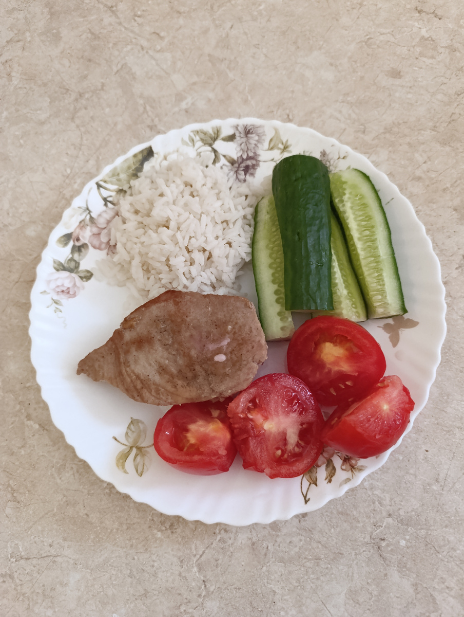 Мой обед: тунец, рис и овощи.