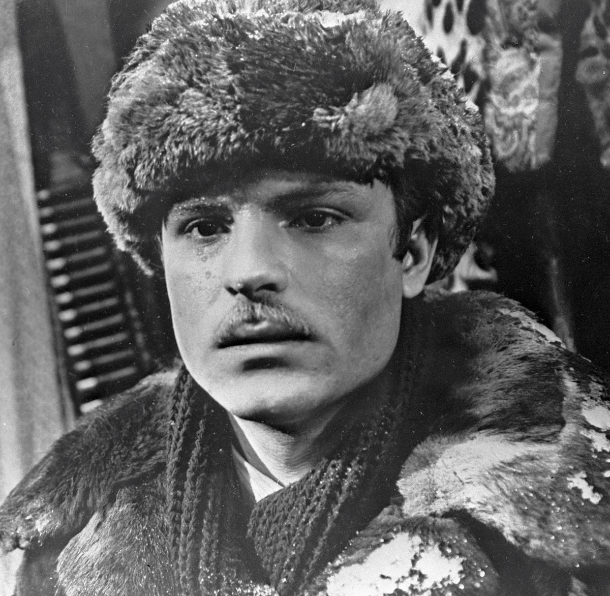     Родион Нахапетов в роли чекиста Владимирова в художественном фильме «Пароль не нужен» / РИА Новости