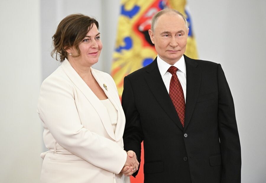    Президент РФ Владимир Путин и Наталья Карпович / Источник: © Сергей Бобылев/РИА Новости