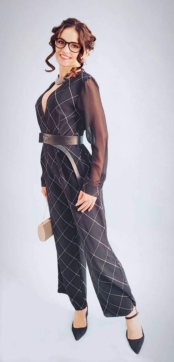 👓 «Очков не хватает для статусности», — пишут в комментариях. Да, в очках выглядела умнее.
Но, знаете ли, интеллект — это не оправа. Это когда знаешь, когда её снять. А уши, между прочим, только-только отдохнули.