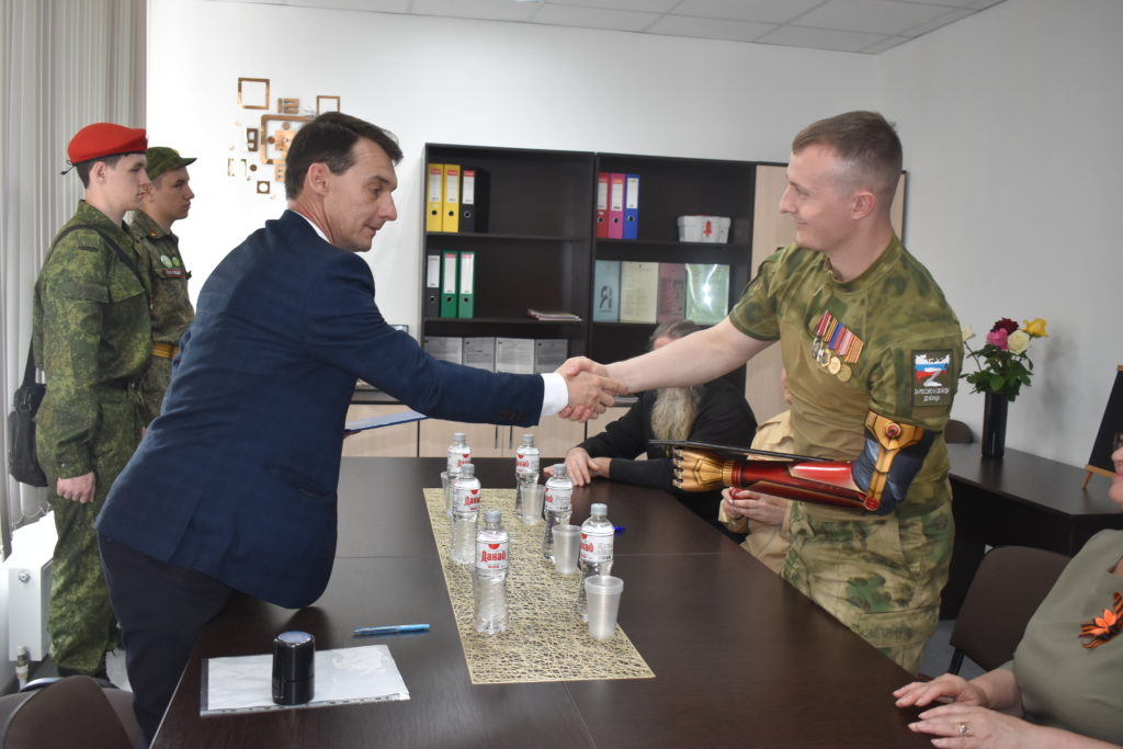    Подписание акта о передаче земли с мест захоронений времен Великой Отечественной войны воинов-сибиряков. Фото Елены Крестьяновой, «ТАМАНЬ».