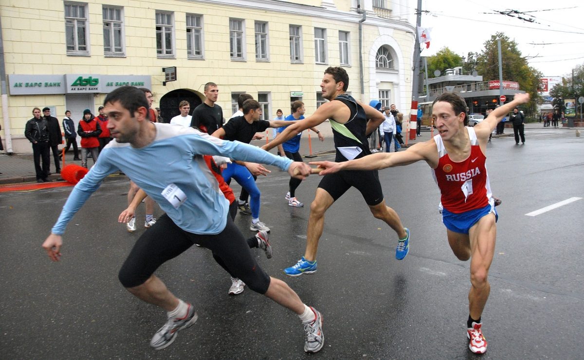    Легкоатлет мирового уровня Евгений Лебедев (слева) побеждал и в традиционных эстафетных пробегах на призы газеты «Нижегородская правда»