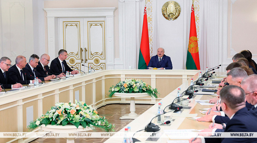     Глава государства провел совещание с руководством Администрации Президента