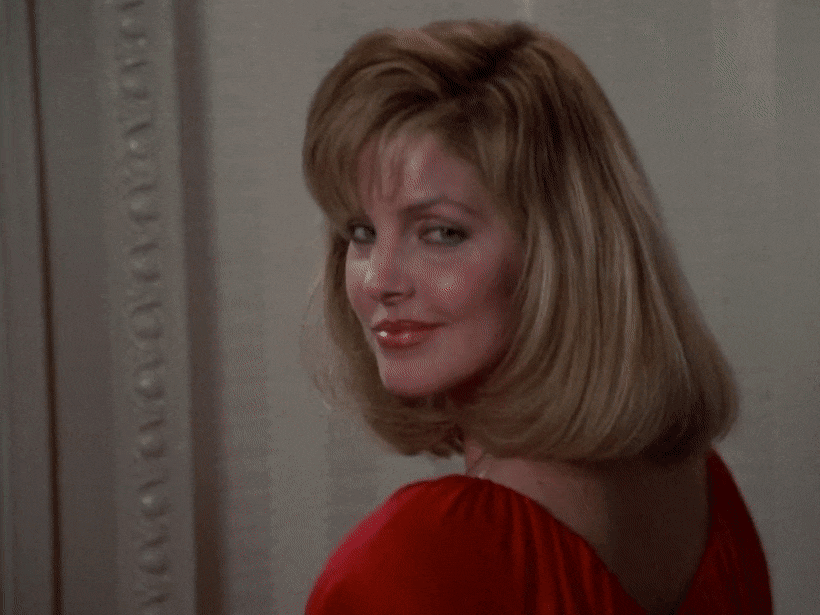 Присцилла Пресли в роли Джейн Спенсер. Стоит признать, что в этом фильме вдова короля рок-н-ролла просто бесподобно красива и неплохо впиалась в роль, в отличии от дверного косяка! А в паре Лесли Нильсеном это очень забавный дуэт безбашенных влюбленных!