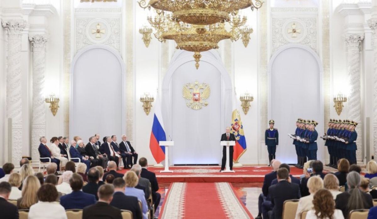     Владимир Путин на церемонии вручения государственных премий и медалей "Герой Труда" в Кремле. Источник: РИА Новости Автор фото: Александр Щербак