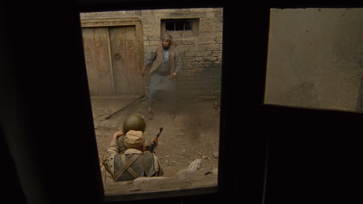 Стрельба холостыми мимо цели, чтобы не повторить путь Брэндона Ли. 