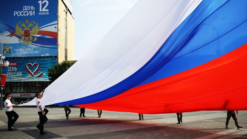     Поднятие российского флага на главной городской площади в Краснодаре РИА Новости Виталий Тимкив