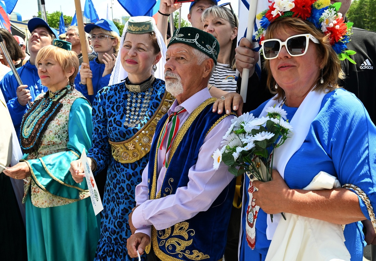    Люди отмечают День России на набережной Спортивной гавани во Владивостоке / РИА Новости / Виталий Аньков