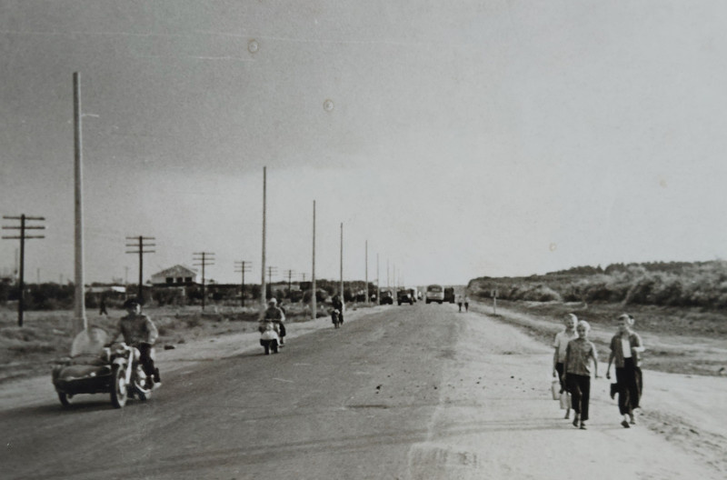    Участок дороги из Камышина в Волгоград фото: Камышинский историко-краеведческий музей, 1967 год),