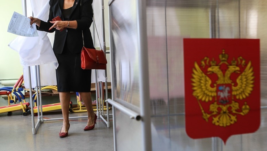    Жительница посёлка Лупполово во время голосования на избирательном участке на выборах губернатора Ленобласти, архивное фото. Автор фото: Сергей Коньков / "Деловой Петербург"