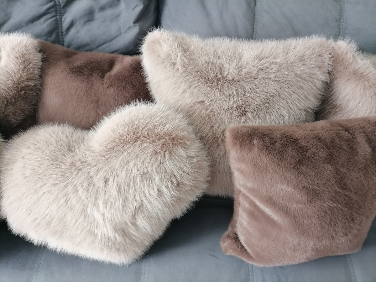 Подушки из бежевого песца и коричневой норки. 