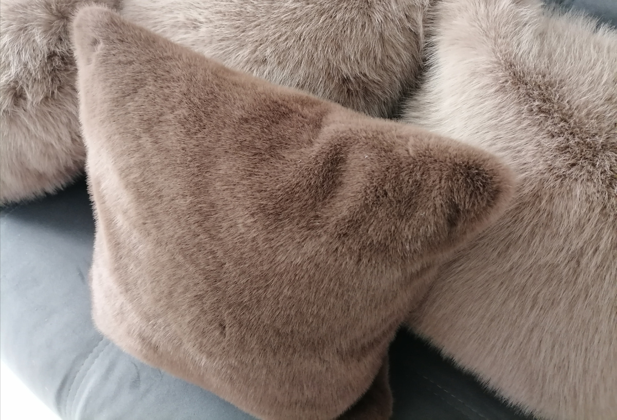 Подушка 40х40 см из коричневой норки. 