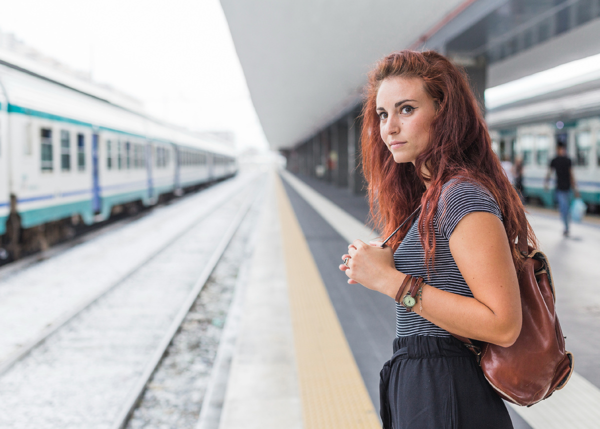 https://ru.freepik.com/free-photo/female-tourist-waiting-train_3379426.htm#fromView=search&page=1&position=8&uuid=8c7bb9b9-029d-4f8e-aa0e-48f8d8b16fc8&query=%D0%B4%D0%B5%D0%B2%D1%83%D1%88%D0%BA%D0%B0+%D0%BD%D0%B0+%D0%B6%D0%B4+%D0%B2%D0%BE%D0%BA%D0%B7%D0%B0%D0%BB%D0%B5