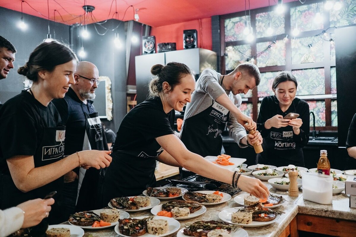 Коллективы приходят в кулинарные студии отметить корпоратив в Москве в гастрономическом формате. Фото из архива кулинарной студии «Игра столов»
