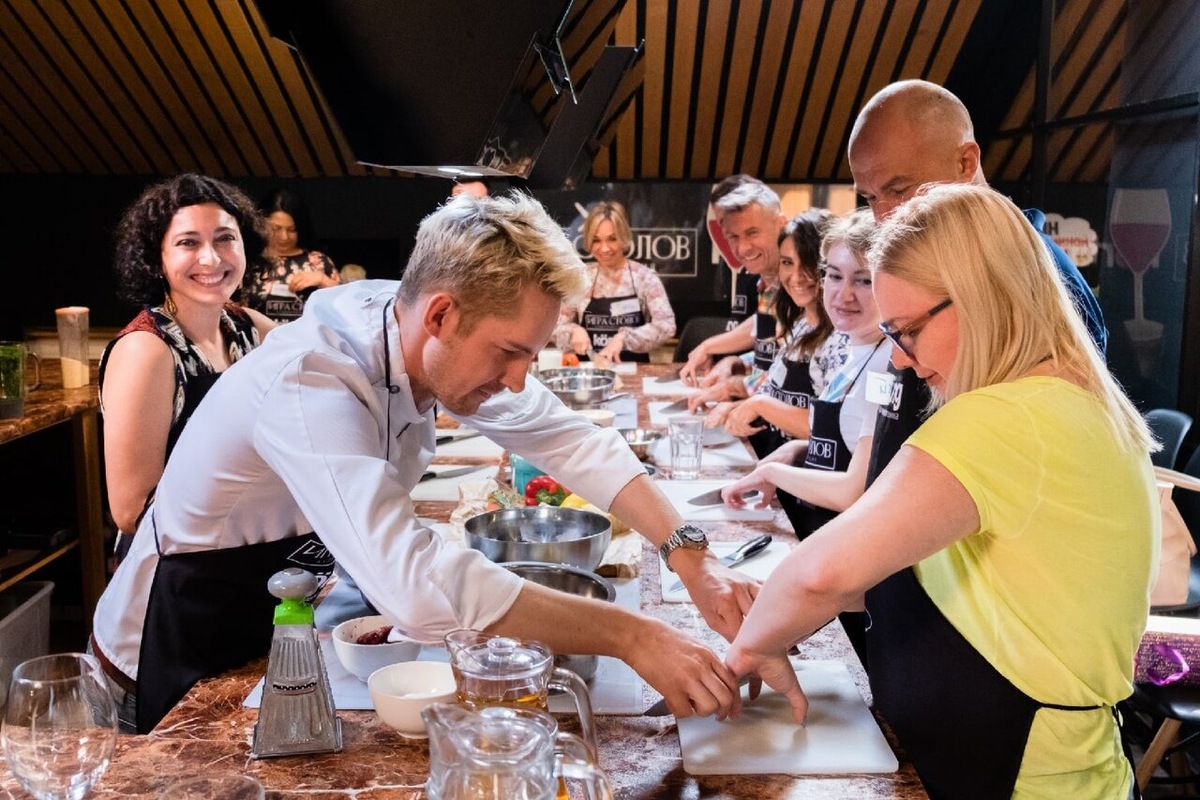 Принимают участие все — даже те, кто обычно старается отсидеться на праздниках в сторонке. Фото из архива кулинарной студии «Игра столов»