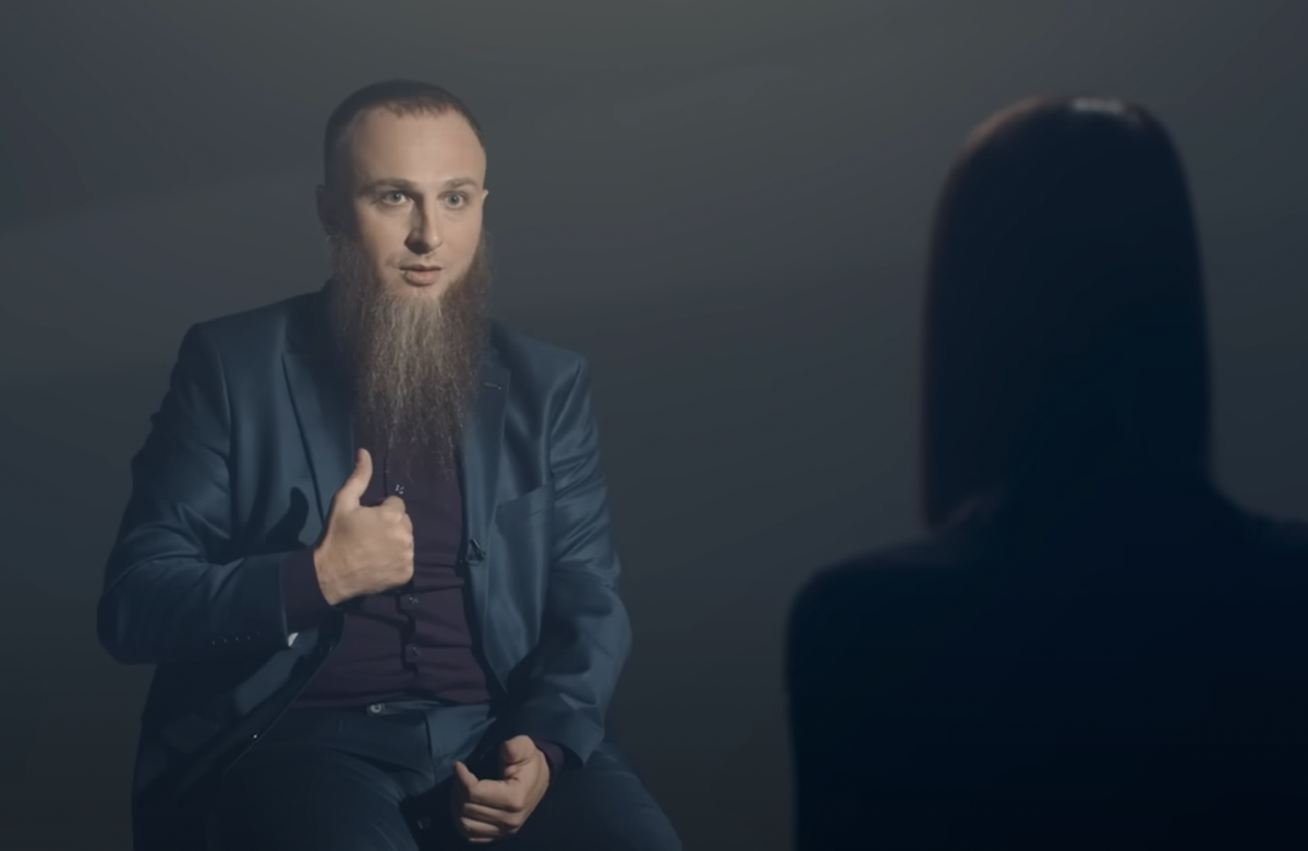 Скрин того самого шоу Саши Селим. Ролик называется «Если 50 детей не рожу — ничего не добился».