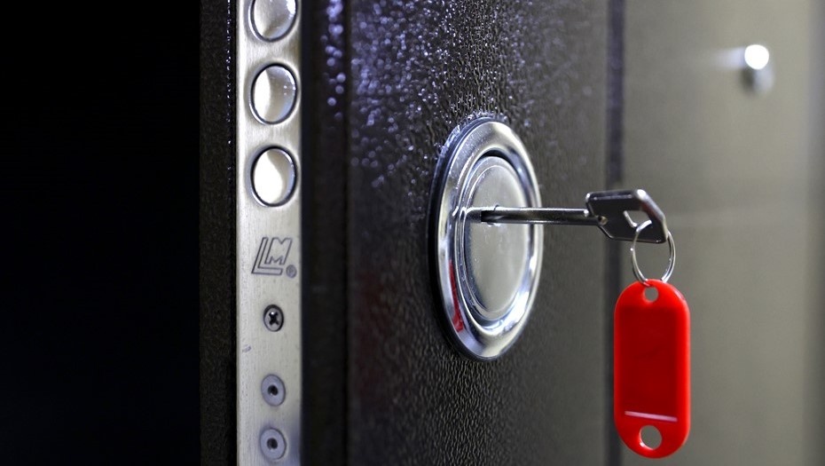    Ключ с брелком в замочной скважине. Автор фото: Кирилл Кухмарь / ТАСС