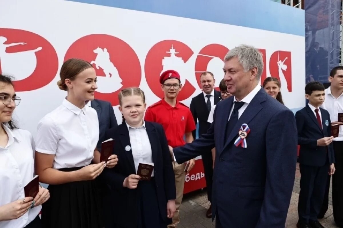    В День России Алексей Русских вручил паспорта юным жителям региона