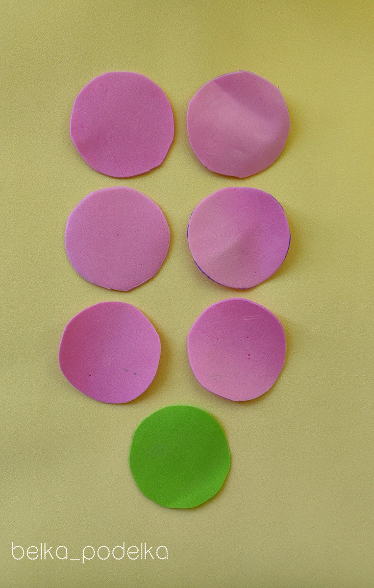 2 этап✂️ Придаём кругам  форму цветка (аккуратно вырезаем лепестки).  