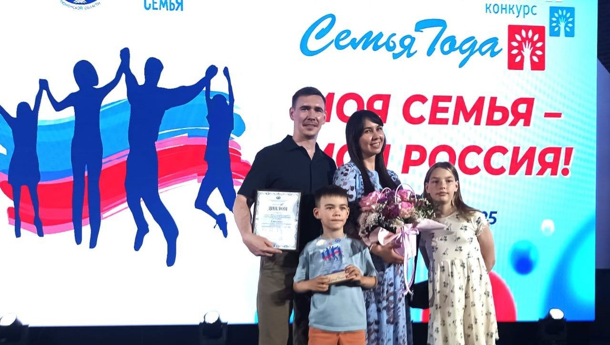 На фото: Лушников Александр Викторович, Кухтерина Дарья Александровна, сын Лушников Саша, крестница Кухтерина Аня. Фото из личного архива семьи Лушниковых