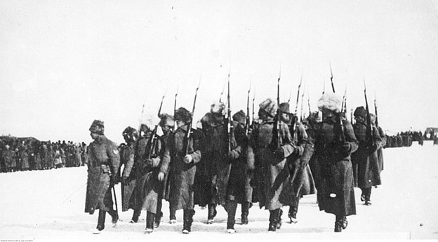 Парад 5-й Польской стрелковой дивизии в Новониколаевске в 1919 году.
