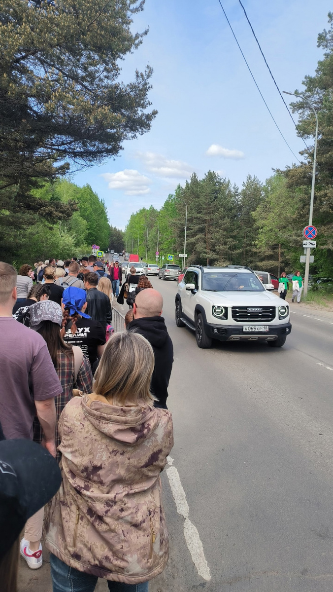    Гигантская очередь образовалась на входе к фестивалю "Воздух Карелии"Фото посетителей фестиваля / ВК