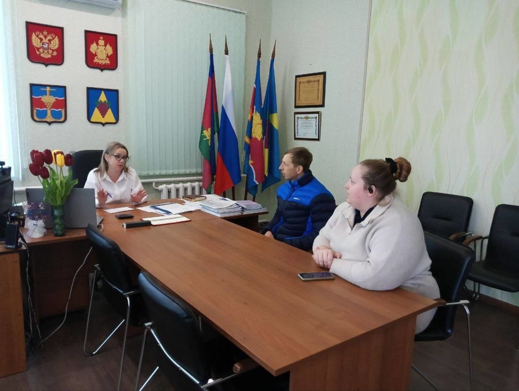    Общение с жителями – один из приоритетных моментов работы главы поселения. Люди приходят за помощью, обсудить наболевшие вопросы.